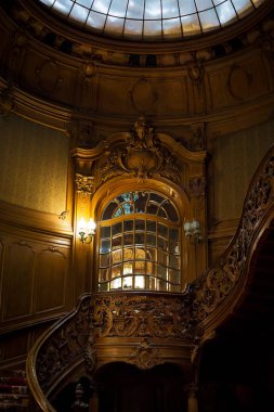 Klasik ahşap merdiven. Lviv 'deki Bilim Adamları Evi.