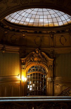 Klasik ahşap merdiven. Lviv 'deki Bilim Adamları Evi.