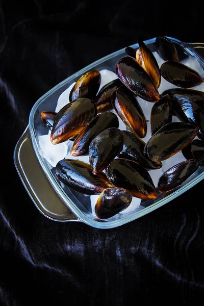 얼음 조각에 아주 맛있고 신선한 홍합. — 스톡 사진