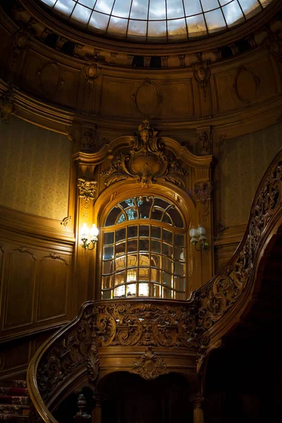 Vintage wooden spiral staircase. House of Scientists in Lviv. — Stock Photo, Image