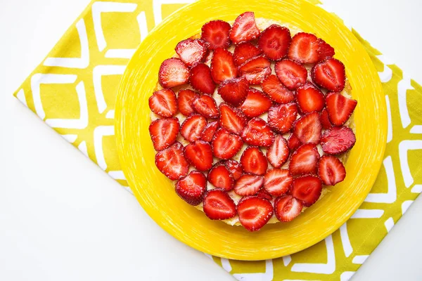 美丽美味的草莓蛋糕站在黄色的餐巾上 — 图库照片