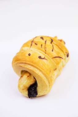 taze kruvasan beyaz arka plan üzerinde yalıtım ile çikolata üstü süslemeleri,