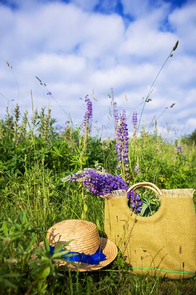 Schöner Strauß Lupinen liegt in einer Tüte — Stockfoto