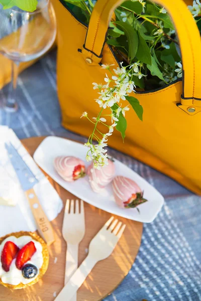 Romantik, Liebe, Date. Picknick im Naturhut, Baguette, Erdbeere, Kuchen — Stockfoto