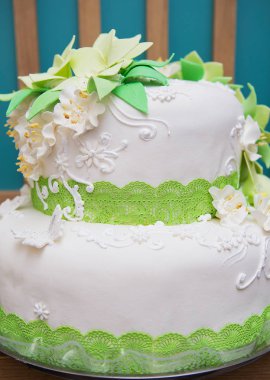 Düğün somun. Uzun boylu güzel somun dekore edilmiş bir tatil için tasarlanmış çiçekli yakın çekim