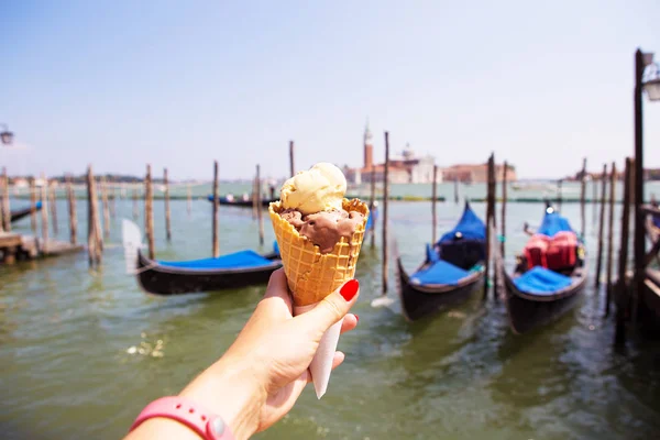 Güzel güneşli Venedik, kız İtalyan dondurma tutuyor