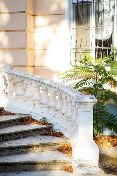 La vieja escalera. El viejo sanatorio ellos. Chkalov en Odessa, Ucrania . — Foto de Stock