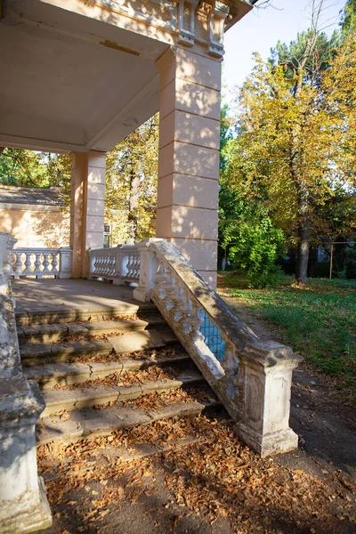 La vieja escalera. El viejo sanatorio ellos. Chkalov en Odessa, Ucrania . — Foto de Stock