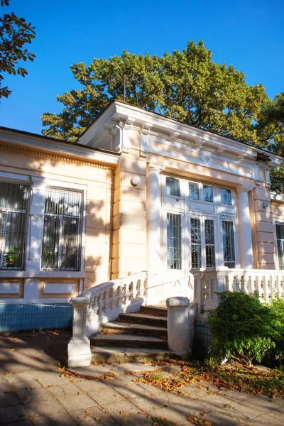 Estate, vacanza. Vecchio sanatorio loro. Chkalov a Odessa, Ucraina . — Foto Stock