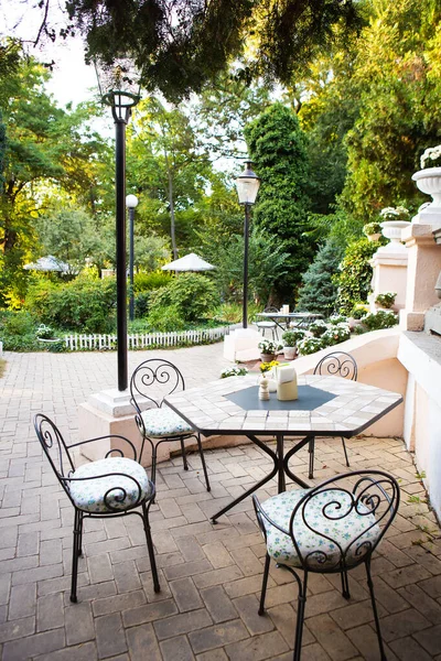 Güzel, rahat bir kafe. Odessa avlusu. Tatil, yaz, deniz