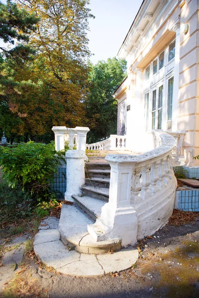 Die alte Treppe. alte Sanatorium sie. chkalov in odessa, ukraine. — Stockfoto