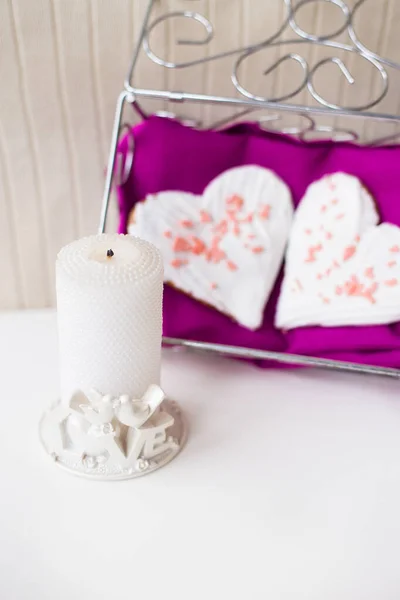 Свічка і печиво у вигляді серця на рожевій серветці — стокове фото
