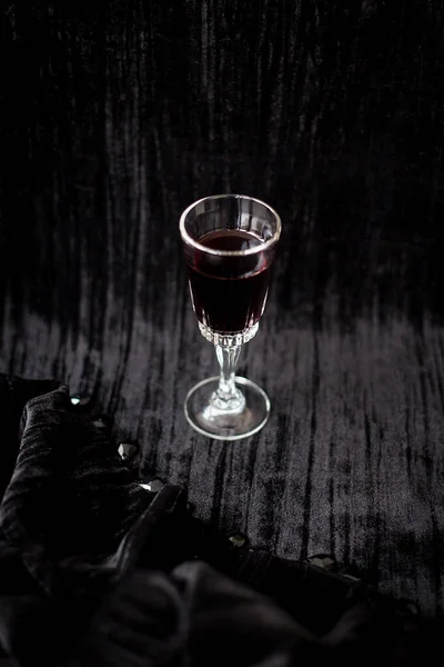 Bonita copa de vino tinto sobre fondo negro Terciopelo — Foto de Stock