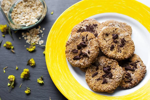 Galletas de avena con chocolate en plato amarillo — Foto de Stock