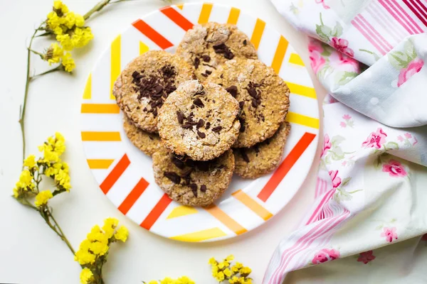 Galletas de avena con chocolate en un plato — Foto de Stock