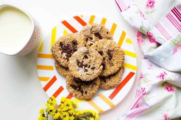 Galletas de avena con chocolate en un plato —  Fotos de Stock