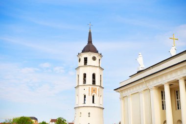Görünümü St Stanislaus bazilika ve Aziz Vladislav katedral ve çan kulesi. Vilnius, Litvanya