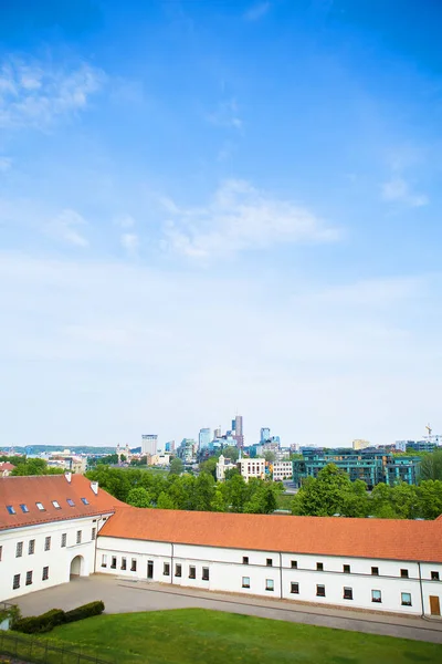 Vista superior da cidade velha e das novas casas modernas. Vilnius, Lituânia — Fotografia de Stock