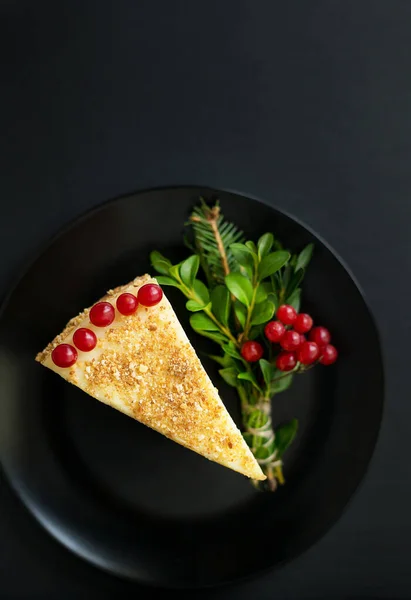 Pedazo de delicioso pastel decorado árbol de Navidad y bayas rojas — Foto de Stock