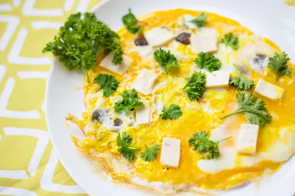 Jajecznica z świeżych ziół na talerzu — Zdjęcie stockowe