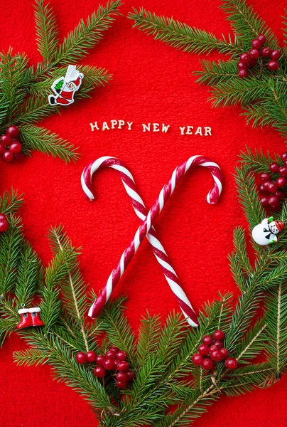 Weihnachtsbaum und Süßigkeiten auf rotem Hintergrund mit den Worten Frohes neues Jahr Postkarte — Stockfoto