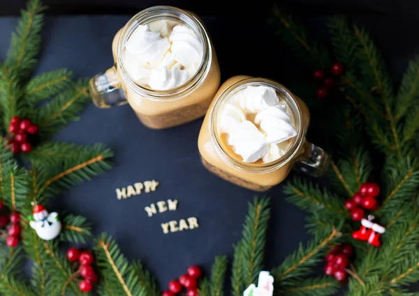 Marshmellou kakao, Noel ağacı süslemeleri siyah bir arka plan ile — Stok fotoğraf