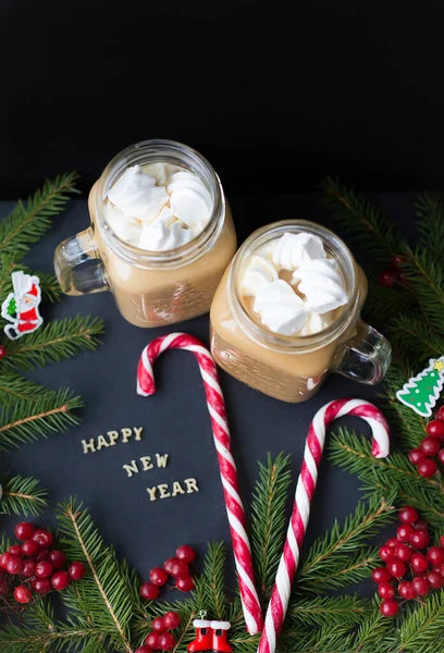 Bir fincan kahve marshmallow, Noel süsler ve şeker. — Stok fotoğraf
