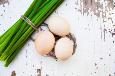 Taze soğan, yumurta