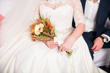 Güzel düğün buketi Gelinin ellerinde