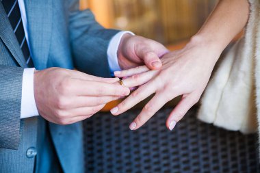 Damat sevgilisinin parmağında yüzük takıyor.