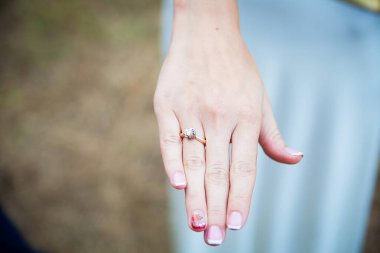Gelin bir alyans parmağını üzerinde gösterir.