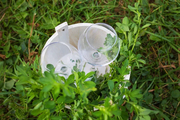 Gläser im Holzeimer auf Gras. Picknick. Sommer — Stockfoto