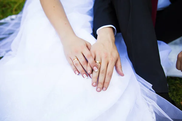 Primer plano de dos manos de adultos jóvenes con anillos de boda —  Fotos de Stock
