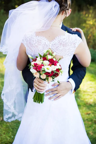 Bröllopsdetaljer. Inget ansikte, bara kropp och händer. — Stockfoto