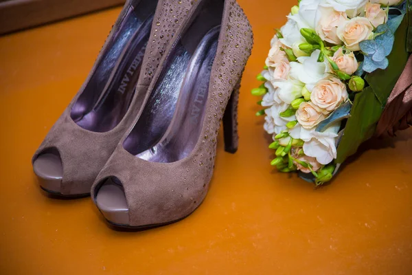 Wedding accessories: brown shoes and bridal bouquet — Stock Photo, Image