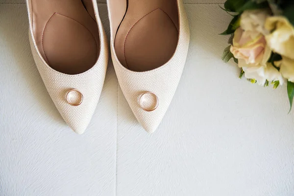 Beautiful beige wedding shoes and wedding rings — Stock Photo, Image