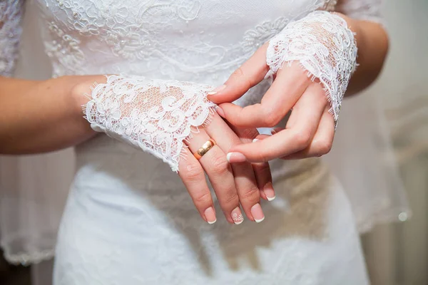 Beautiful bride's hands in white gloves close-up — Stock Photo, Image