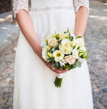 Güzel düğün buketi Gelinin ellerinde