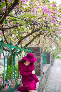 Güzel kız kırmızı elbiseli ve şapkalı