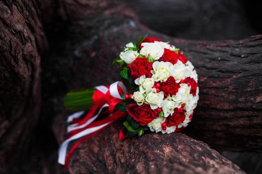 Güzel bir düğün buketi, ağaçta kırmızı ve beyaz güller.