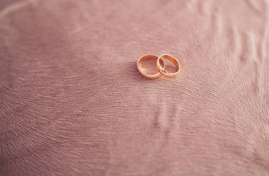 Altın alyanslar, koltukta alyanslar.