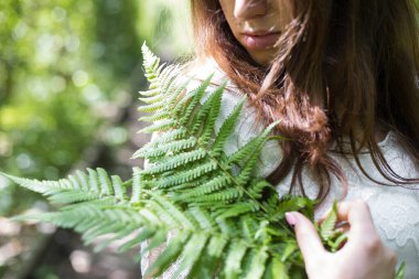 Güzel kızın yakın plan yüzü, aşk tüneli.