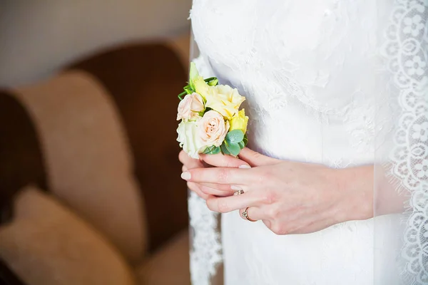 Bride holding wedding boutonniere in hands. Bride morning — Stock Photo, Image