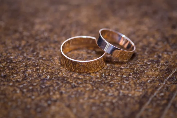 Belos anéis de ouro casamento — Fotografia de Stock