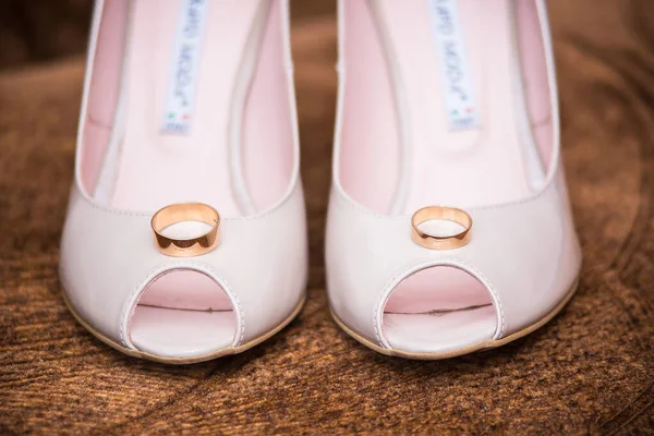 Rings lie in the shoes of the bride — Stock Photo, Image