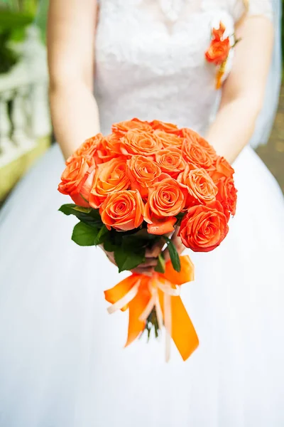 新娘手里拿着漂亮的结婚花束 — 图库照片