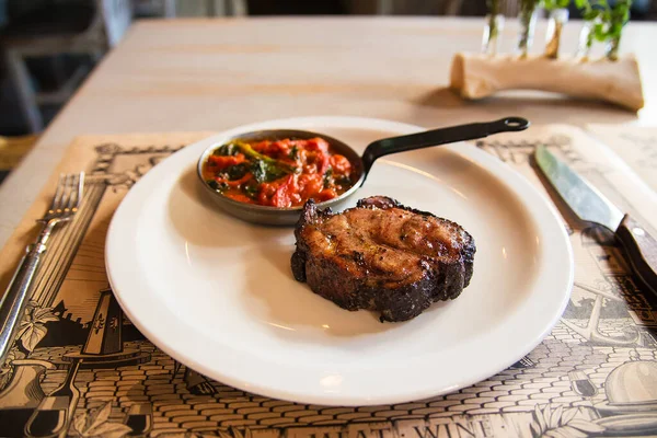 Beef steak with grilled vegetables served on plate — Stock Photo, Image