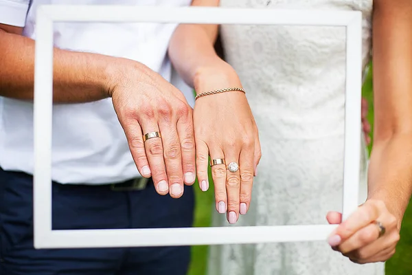 Manos recién casados muestran sus anillos de boda — Foto de Stock
