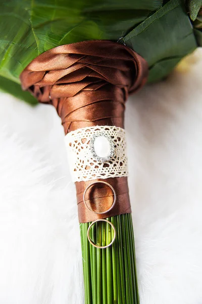 Bridal bouquet and rings on white background — Stock Photo, Image