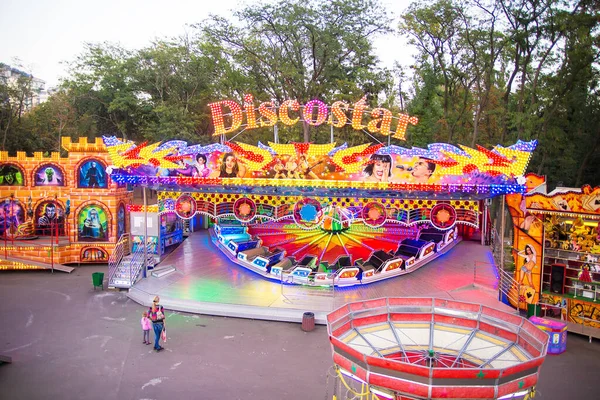 Hermosas luces de carrusel en diferentes luces. Alegría verano — Foto de Stock